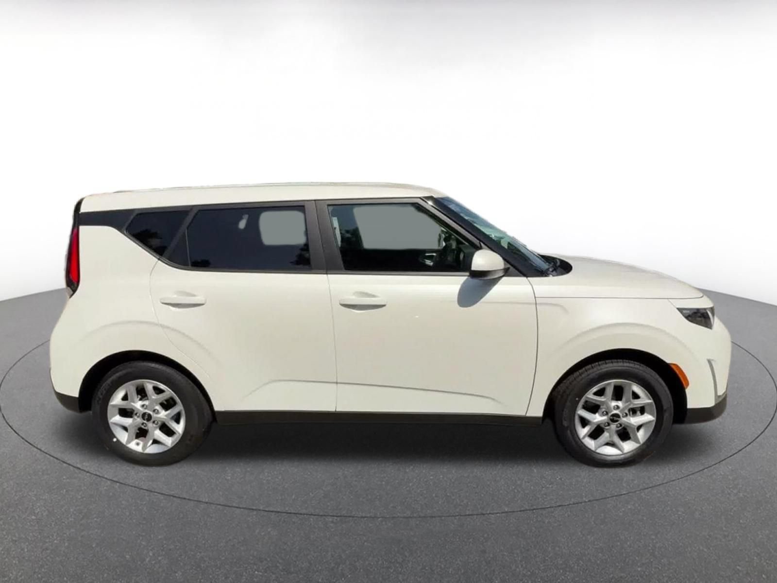 Used 2025 Kia Soul LX w/ LX Technology Package FWD image 15