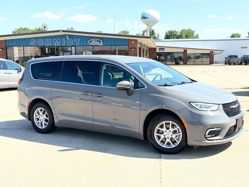 Used 2023 Chrysler Pacifica Touring-L FWD image 3