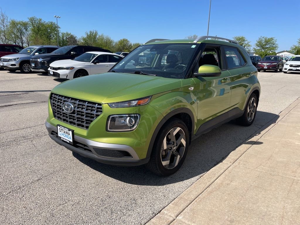Used 2024 Hyundai Venue SEL FWD image 2
