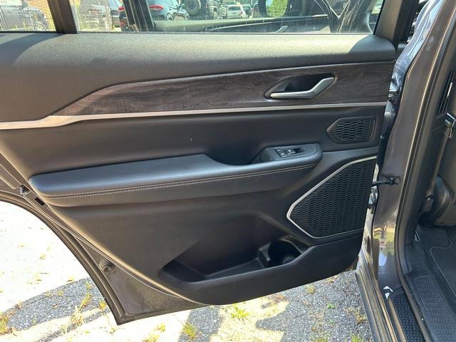 Used 2023 Jeep Grand Cherokee L Limited w/ Black Appearance Package image 13