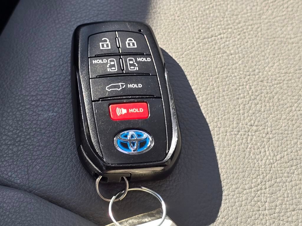 Used 2023 Toyota Sienna XLE w/ XLE Plus Package FWD image 40