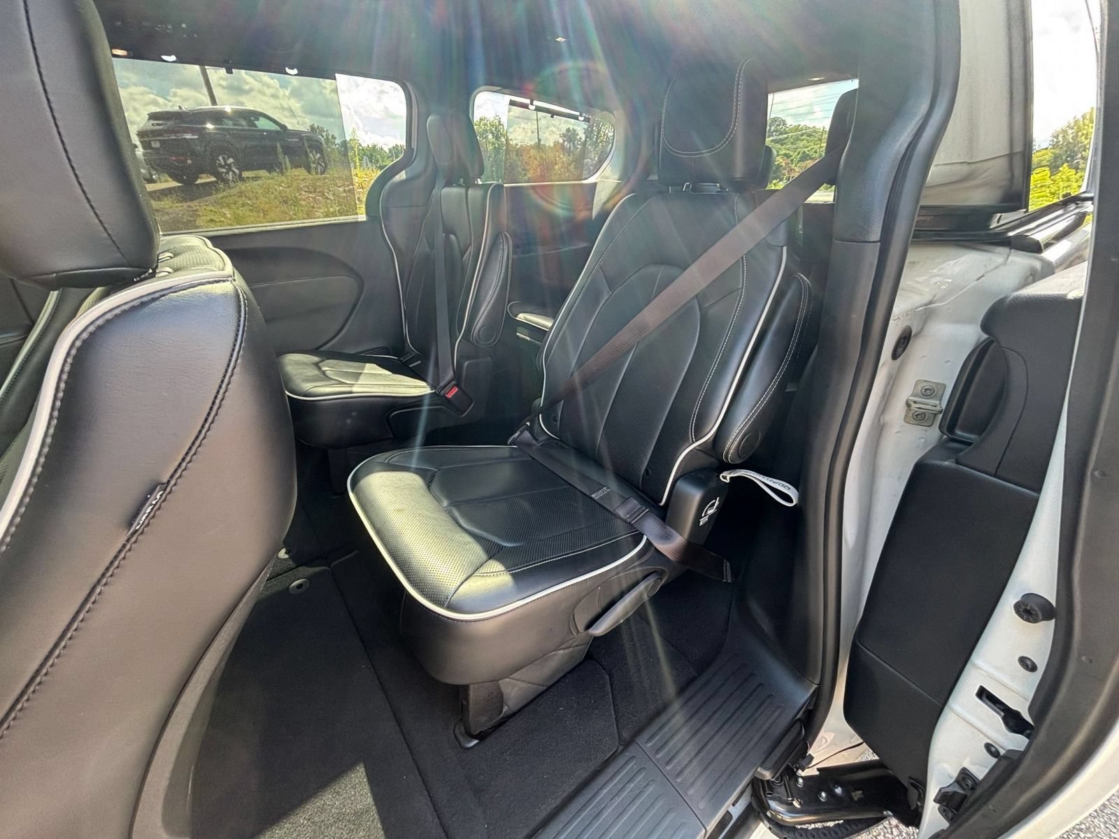 Used 2025 Chrysler Pacifica Limited FWD image 41