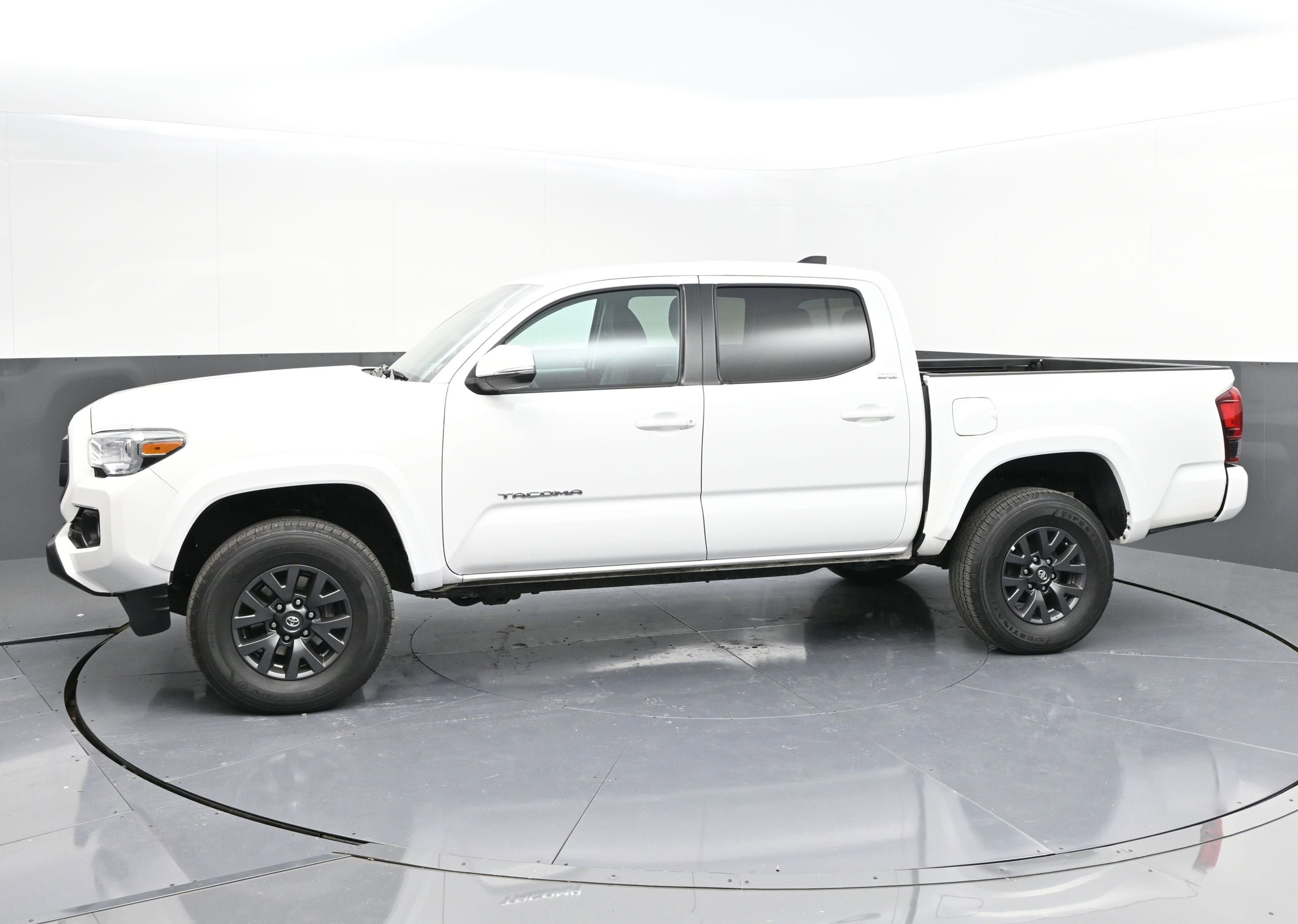 Used 2023 Toyota Tacoma SR5 w/ Technology Package image 4