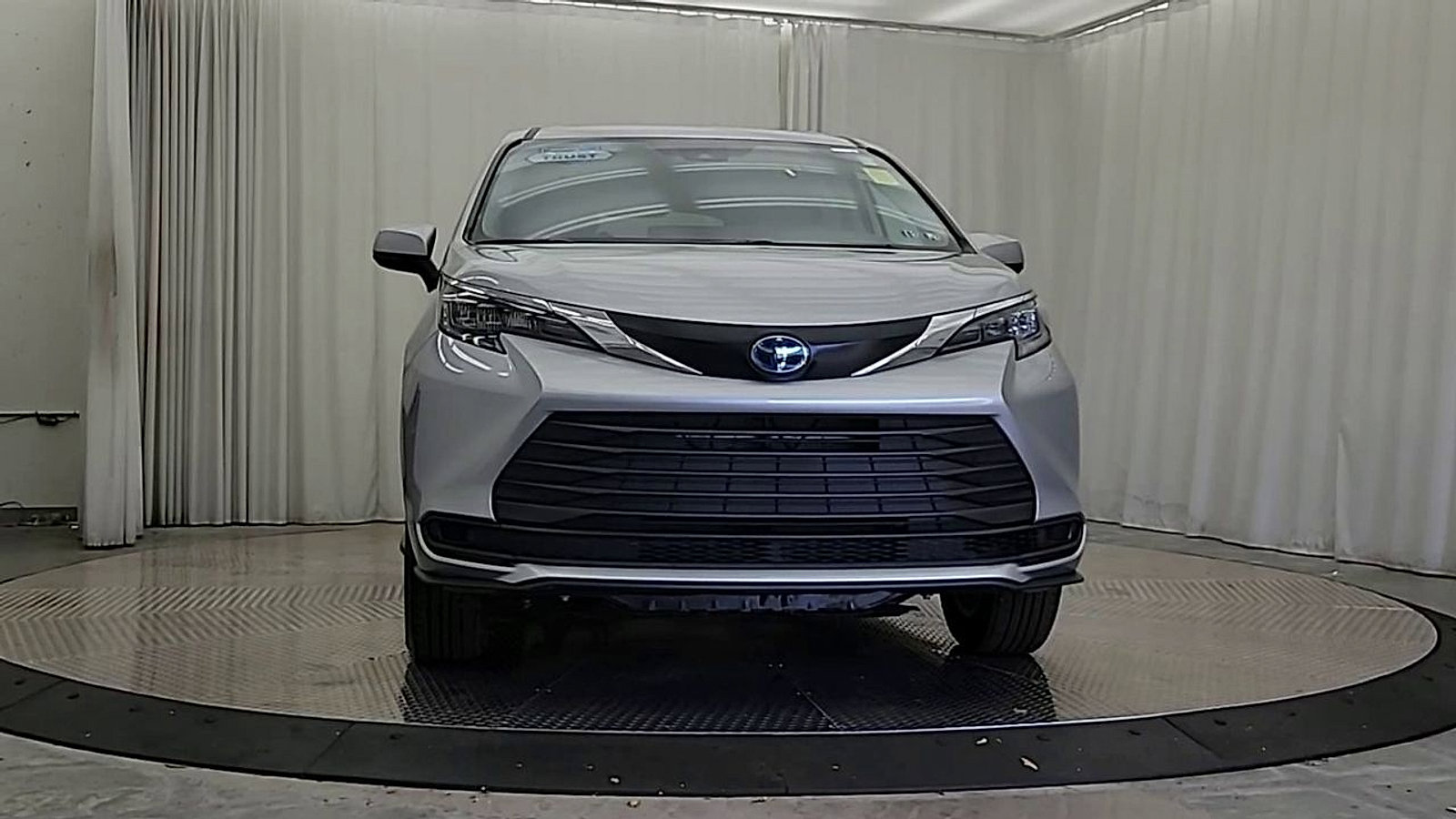 Used 2024 Toyota Sienna LE FWD image 6