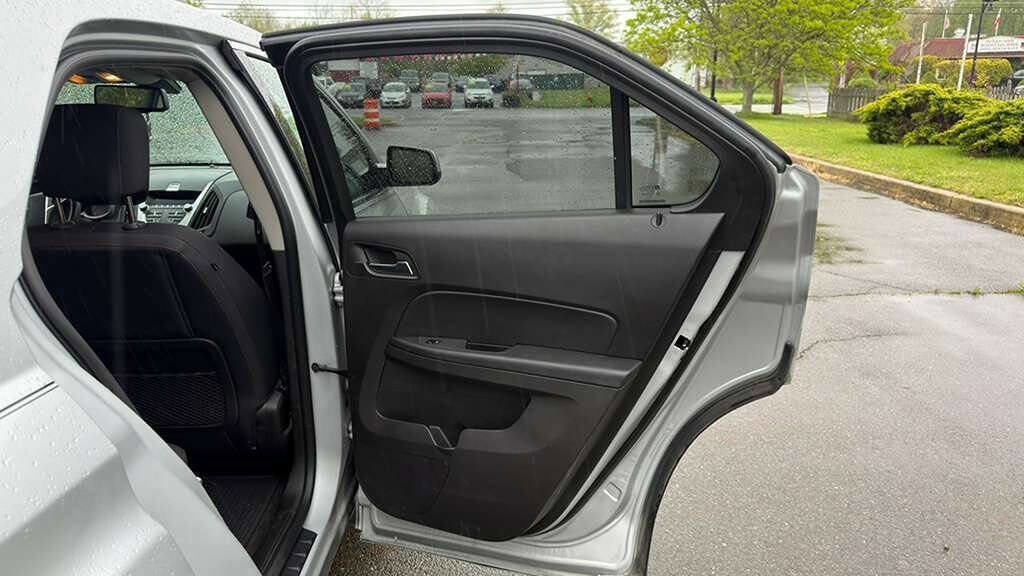 Used 2011 Chevrolet Equinox LT w/ Driver Convenience Package AWD/4WD image 23