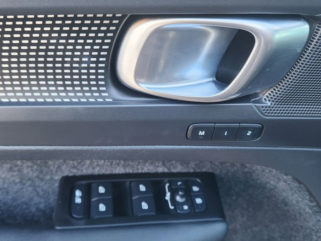 Used 2022 Volvo XC40 P8 Recharge Plus image 7