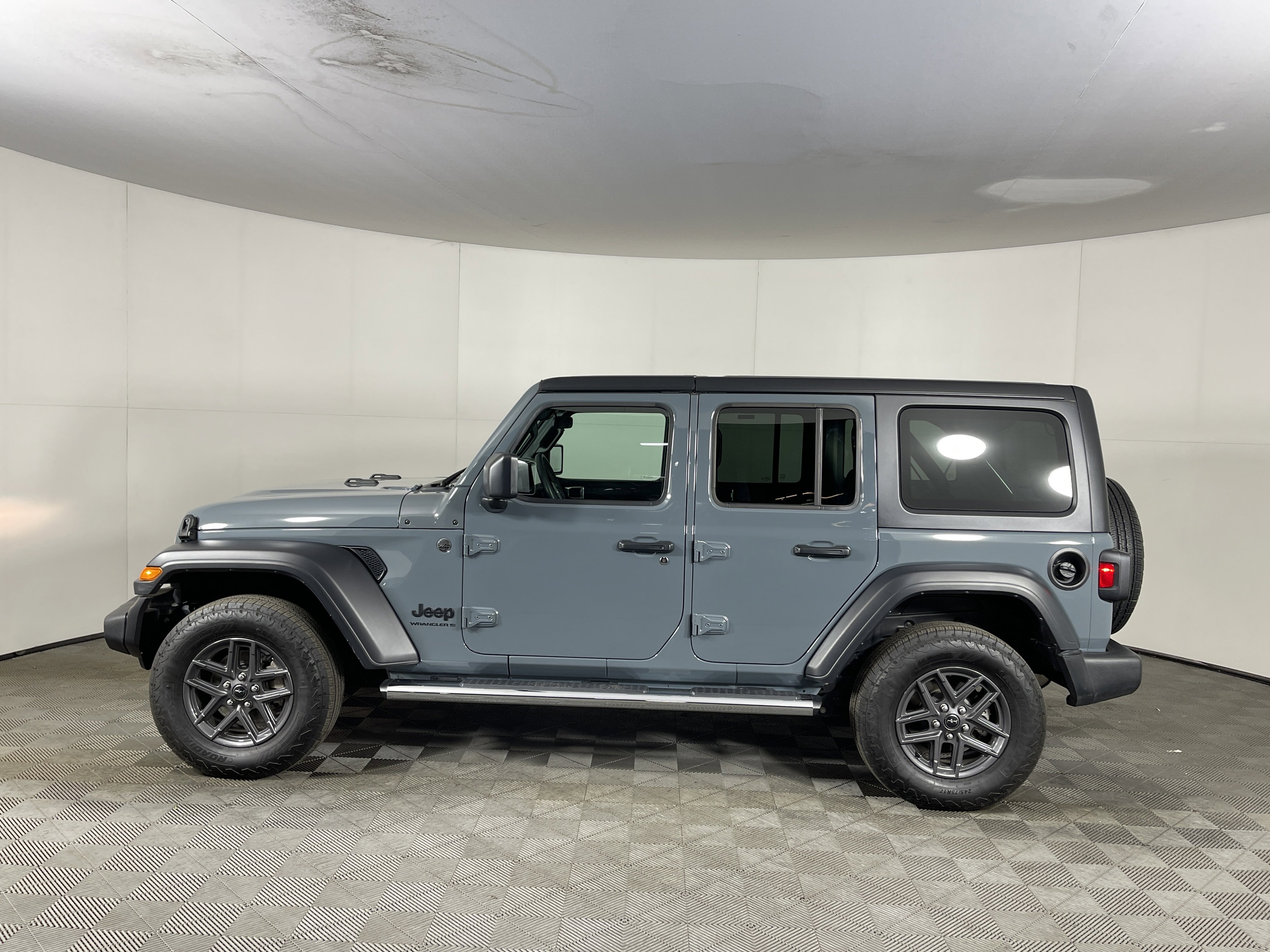 Used 2024 Jeep Wrangler Sport S image 3