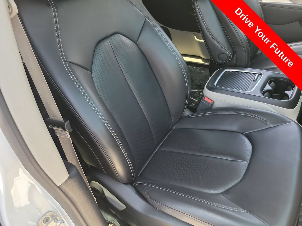 Used 2023 Chrysler Pacifica Touring-L FWD image 20
