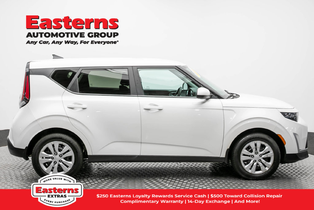 Used 2023 Kia Soul LX FWD image 5