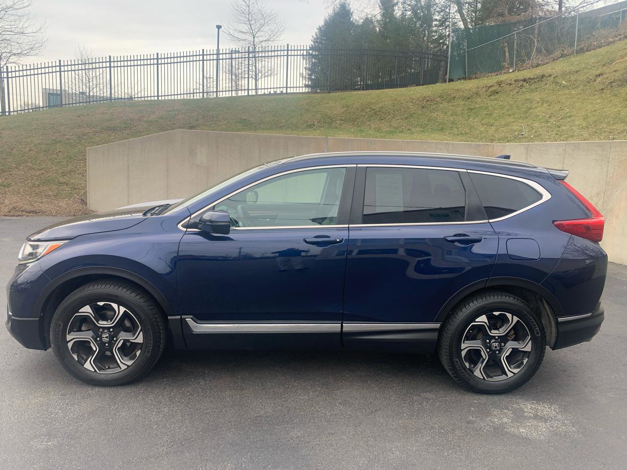 Used 2017 Honda CR-V Touring image 2