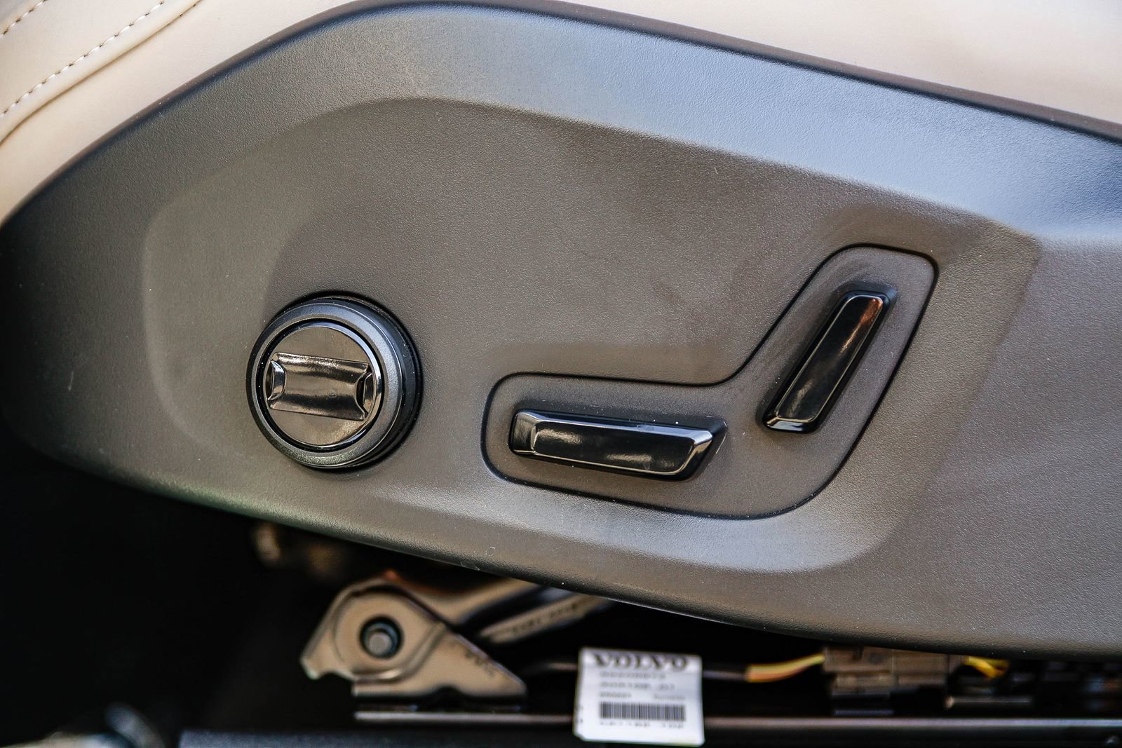 Certified 2026 Volvo XC90 B6 Plus w/ Protection Package image 25