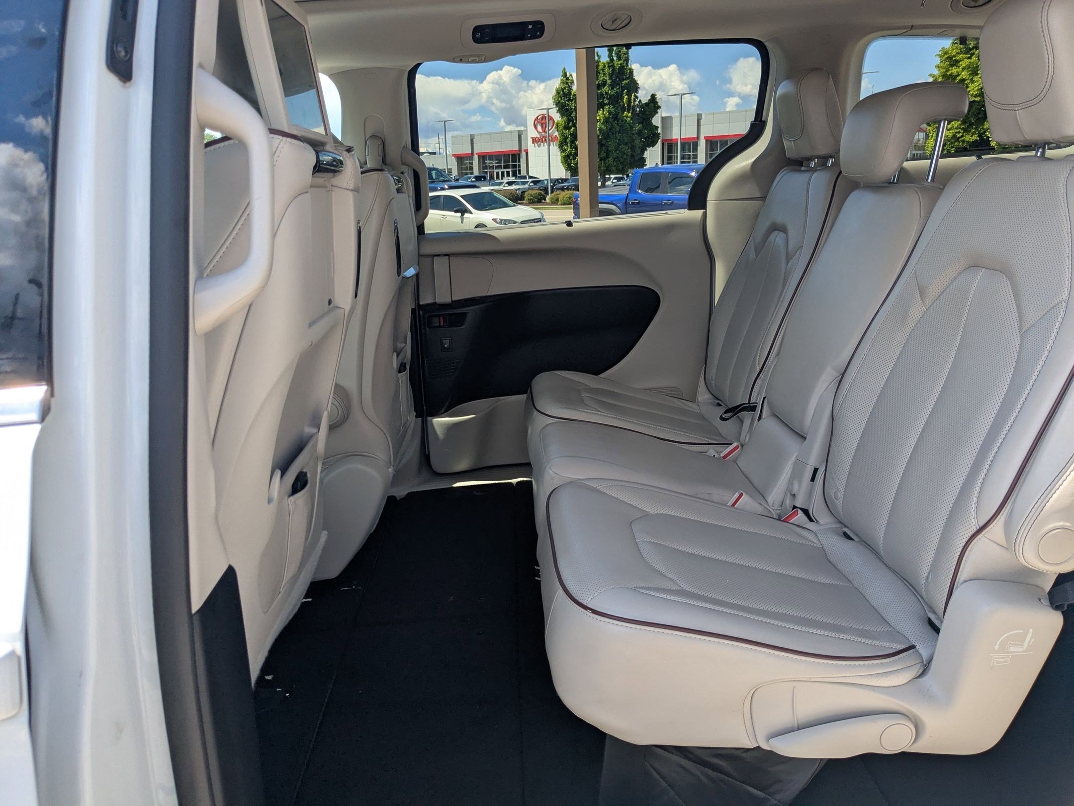Used 2020 Chrysler Pacifica Limited w/ Advanced Safetytec Group FWD image 28