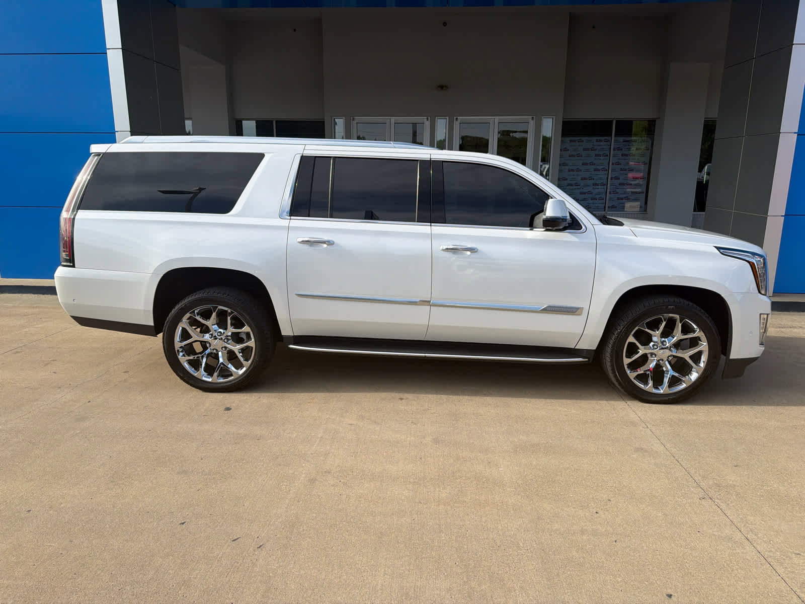 Used 2020 Cadillac Escalade ESV Premium Luxury AWD/4WD image 10