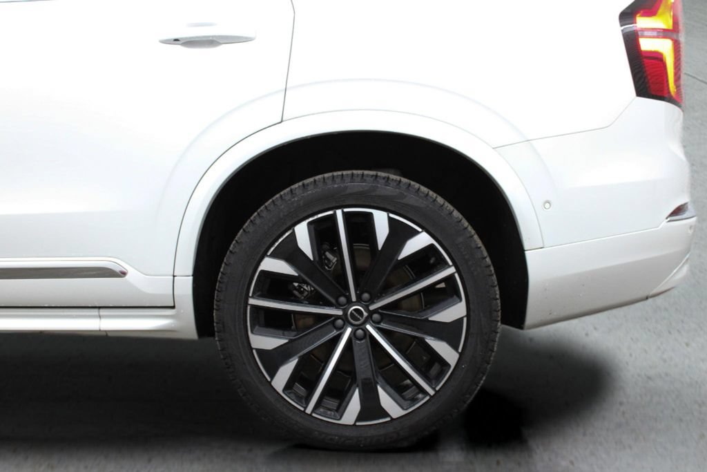 Certified 2025 Volvo XC90 B5 Ultra AWD/4WD image 8