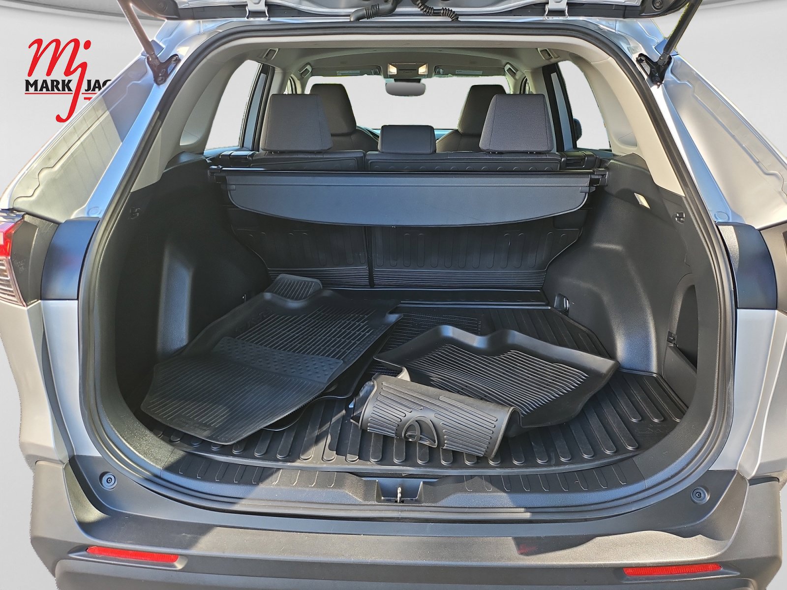 Used 2025 Toyota RAV4 XLE AWD/4WD image 19