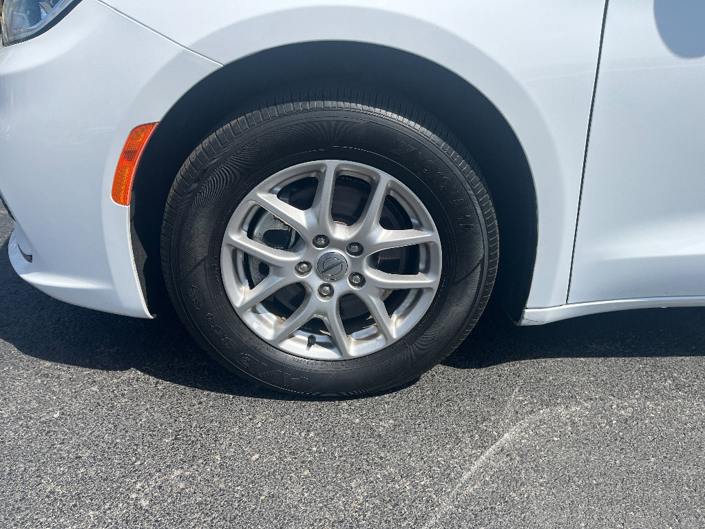 Used 2024 Chrysler Pacifica Touring-L image 6