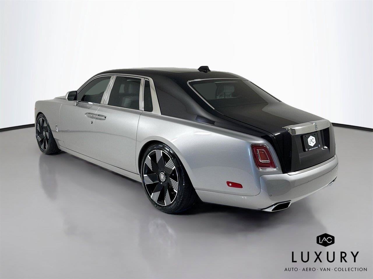 Used 2023 Rolls-Royce Phantom Sedan RWD image 8