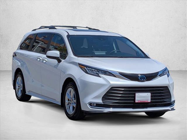 Used 2023 Toyota Sienna XLE w/ XLE Plus Package FWD image 3