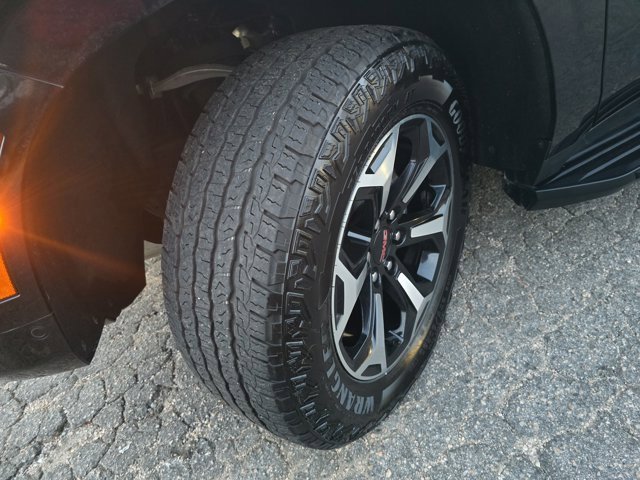 Used 2025 GMC Yukon AT4 image 33