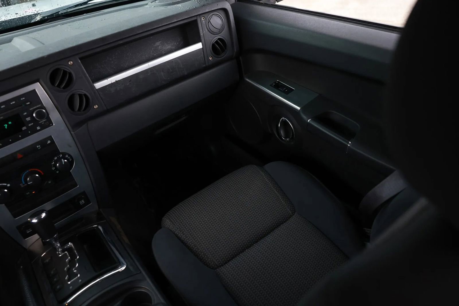 Used 2010 Jeep Commander Sport image 24