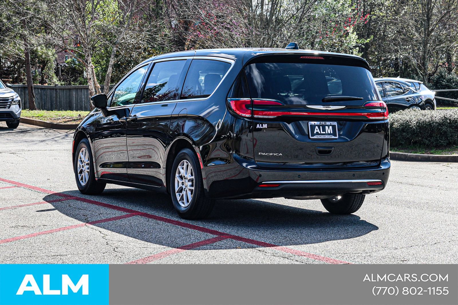 Used 2024 Chrysler Pacifica Touring-L FWD image 9