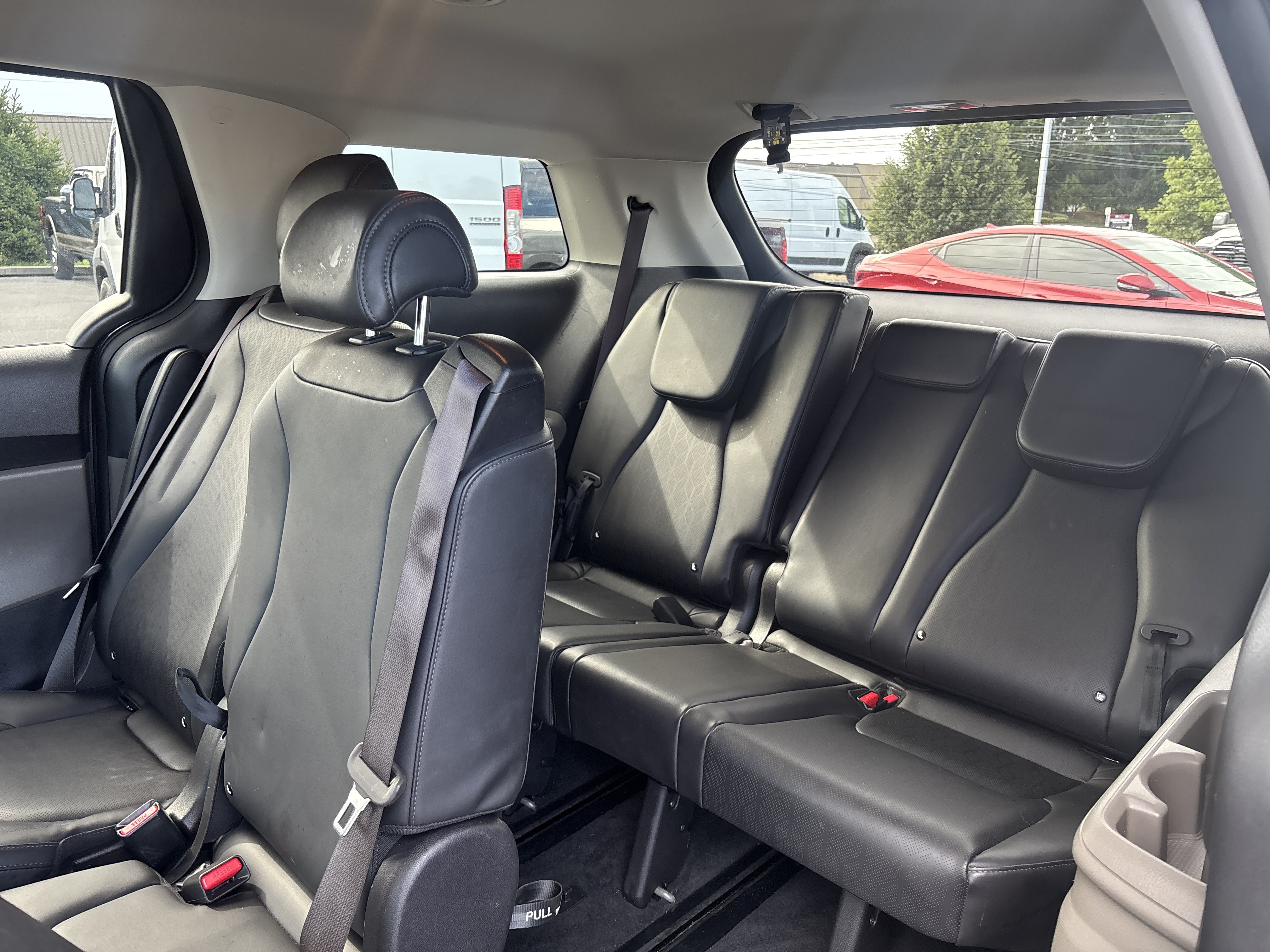 Used 2025 Kia Carnival FWD image 31