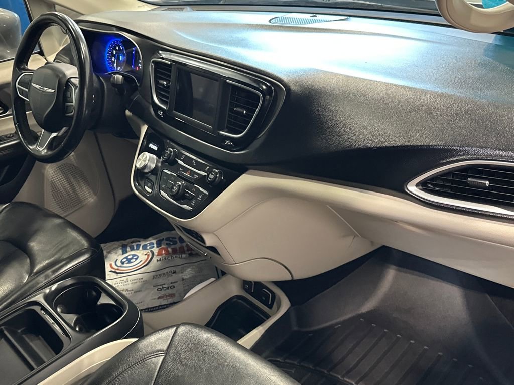 Used 2020 Chrysler Pacifica Touring-L FWD image 37
