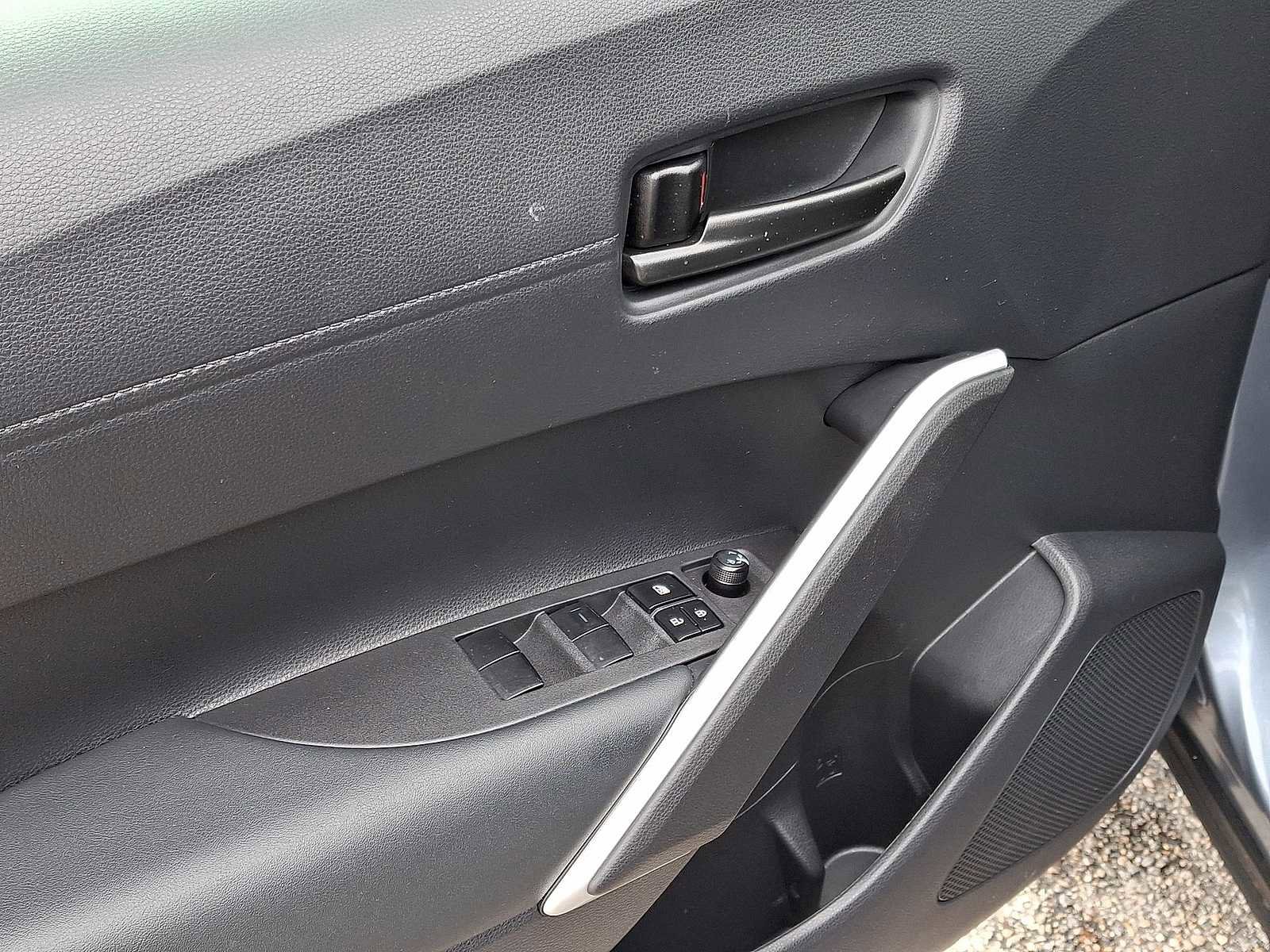 Used 2025 Toyota Corolla Cross LE image 28