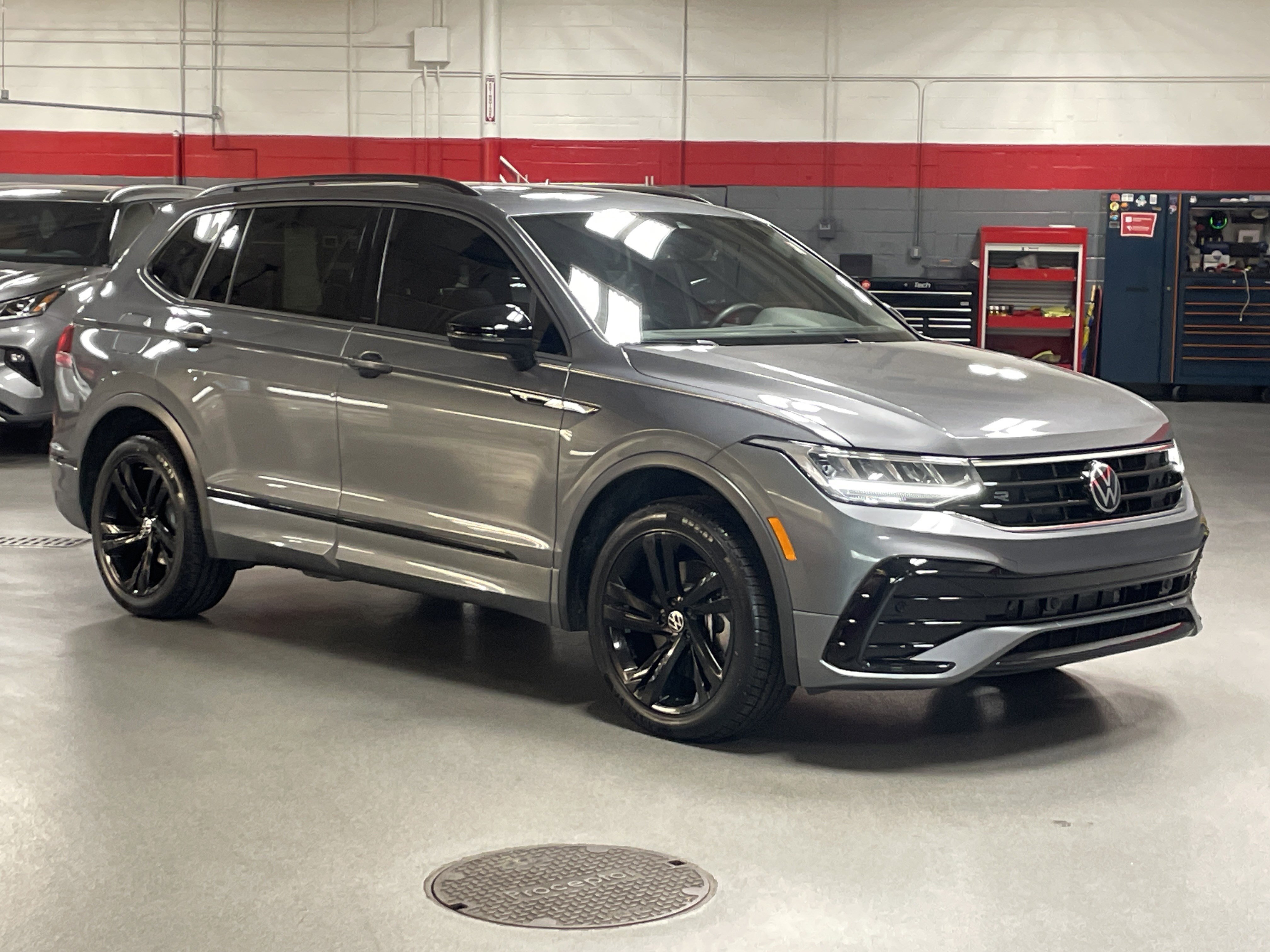 Used 2023 Volkswagen Tiguan SE R-Line FWD video 2