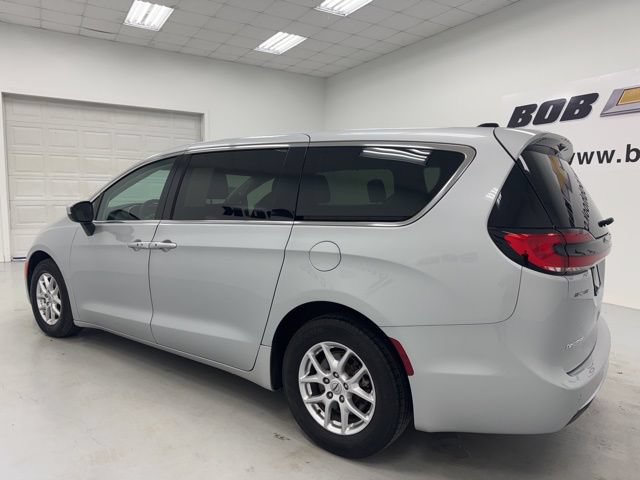 Used 2023 Chrysler Pacifica Touring-L FWD image 7