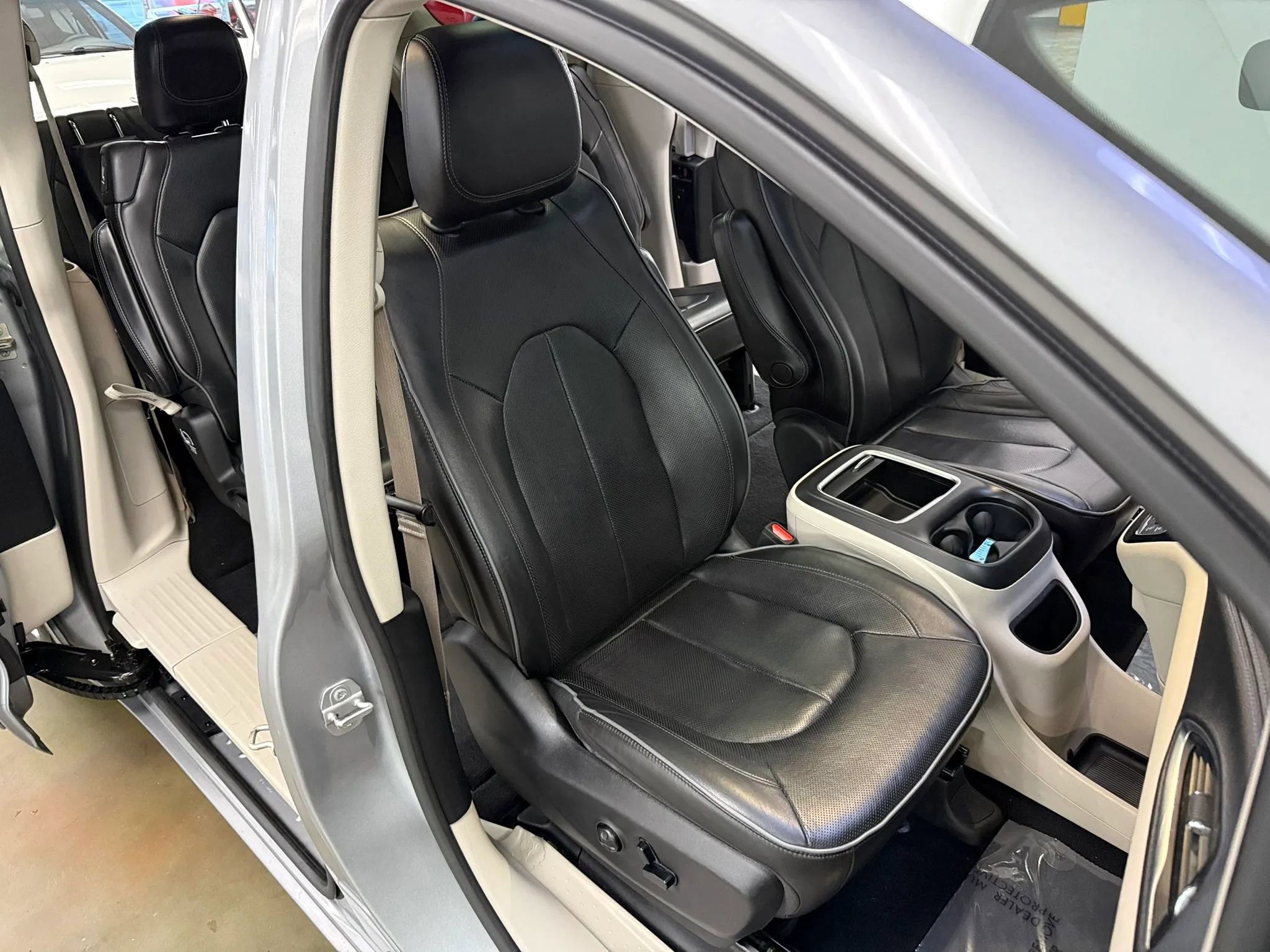 Used 2020 Chrysler Pacifica Limited FWD image 11