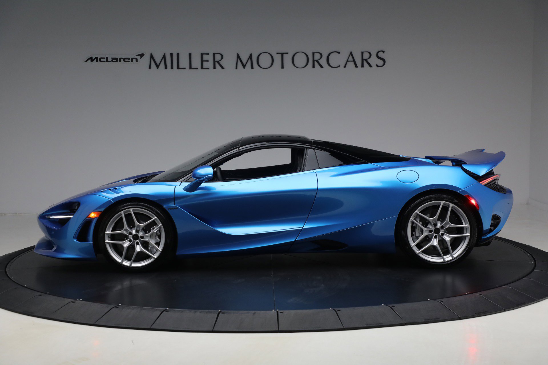 Used 2025 McLaren 750S Spider RWD image 24