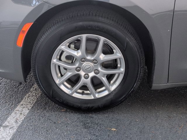 Used 2025 Chrysler Pacifica Select image 23