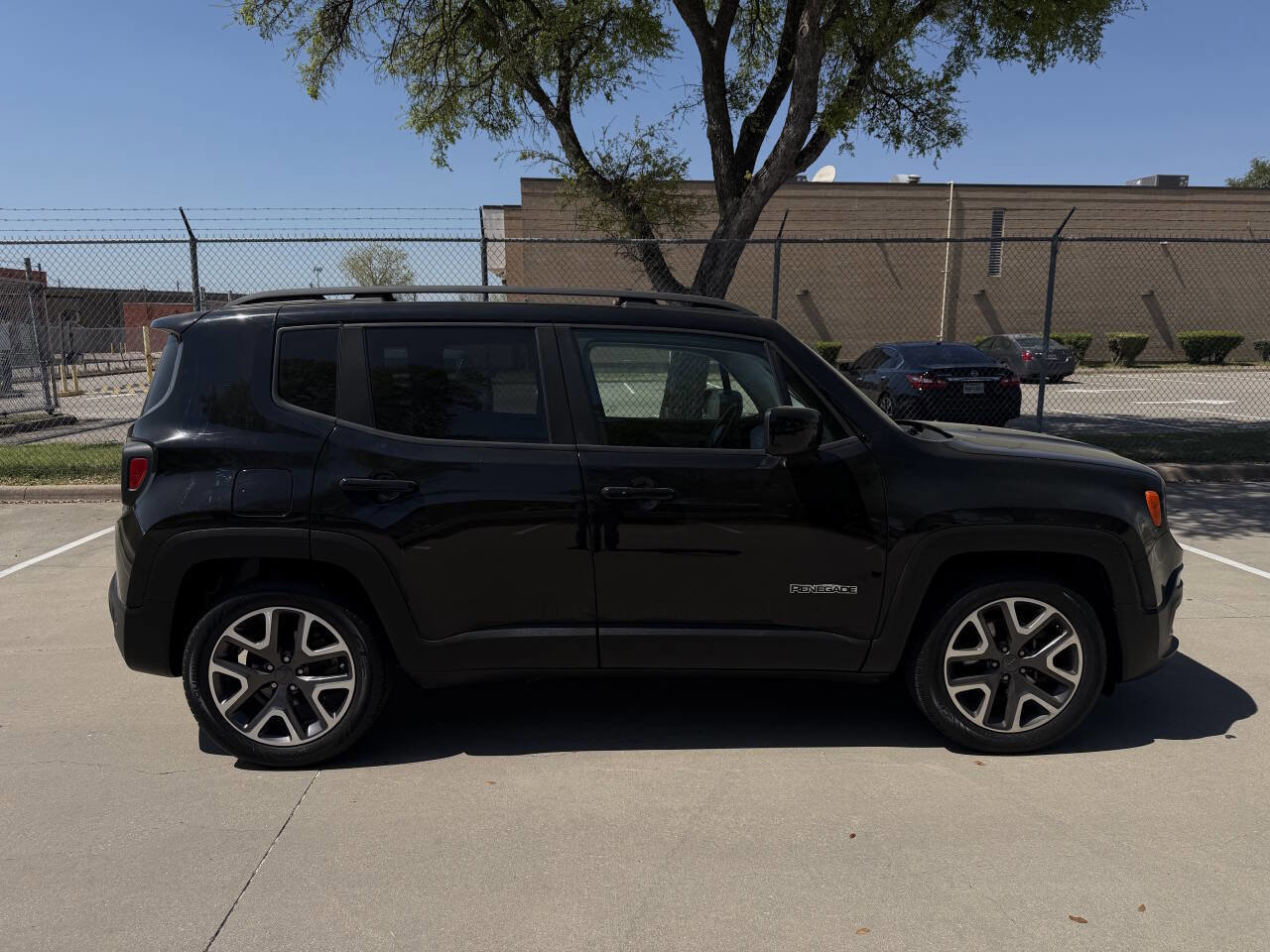 Used 2017 Jeep Renegade Latitude image 8