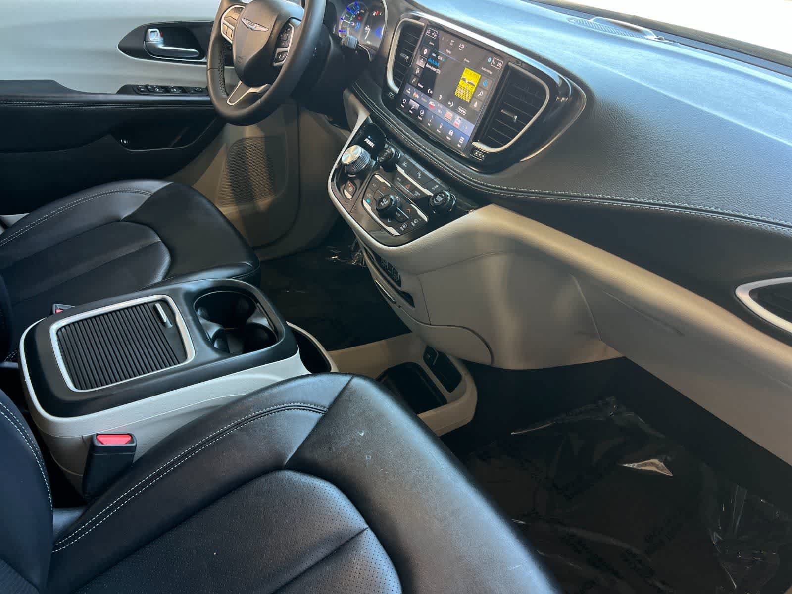 Used 2024 Chrysler Pacifica Limited FWD image 18