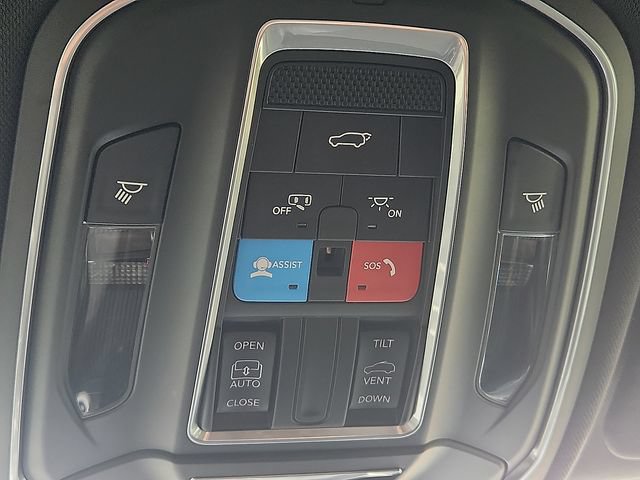 Used 2022 Jeep Grand Cherokee Altitude AWD/4WD image 22