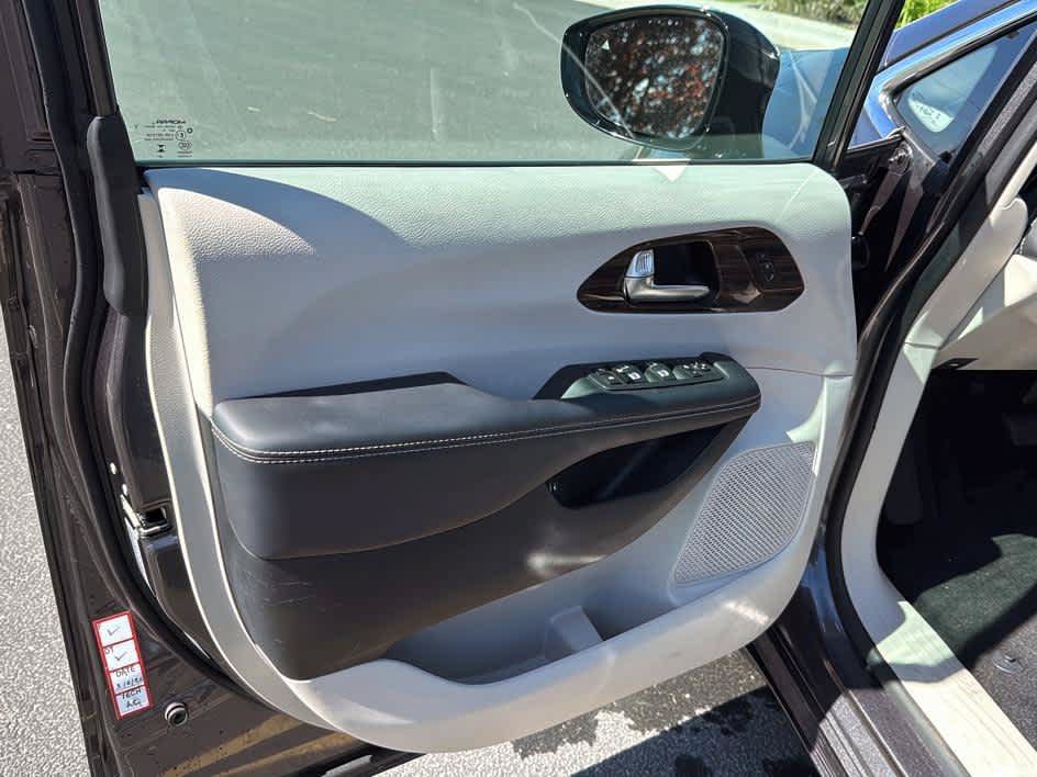 Used 2023 Chrysler Pacifica Limited FWD image 19