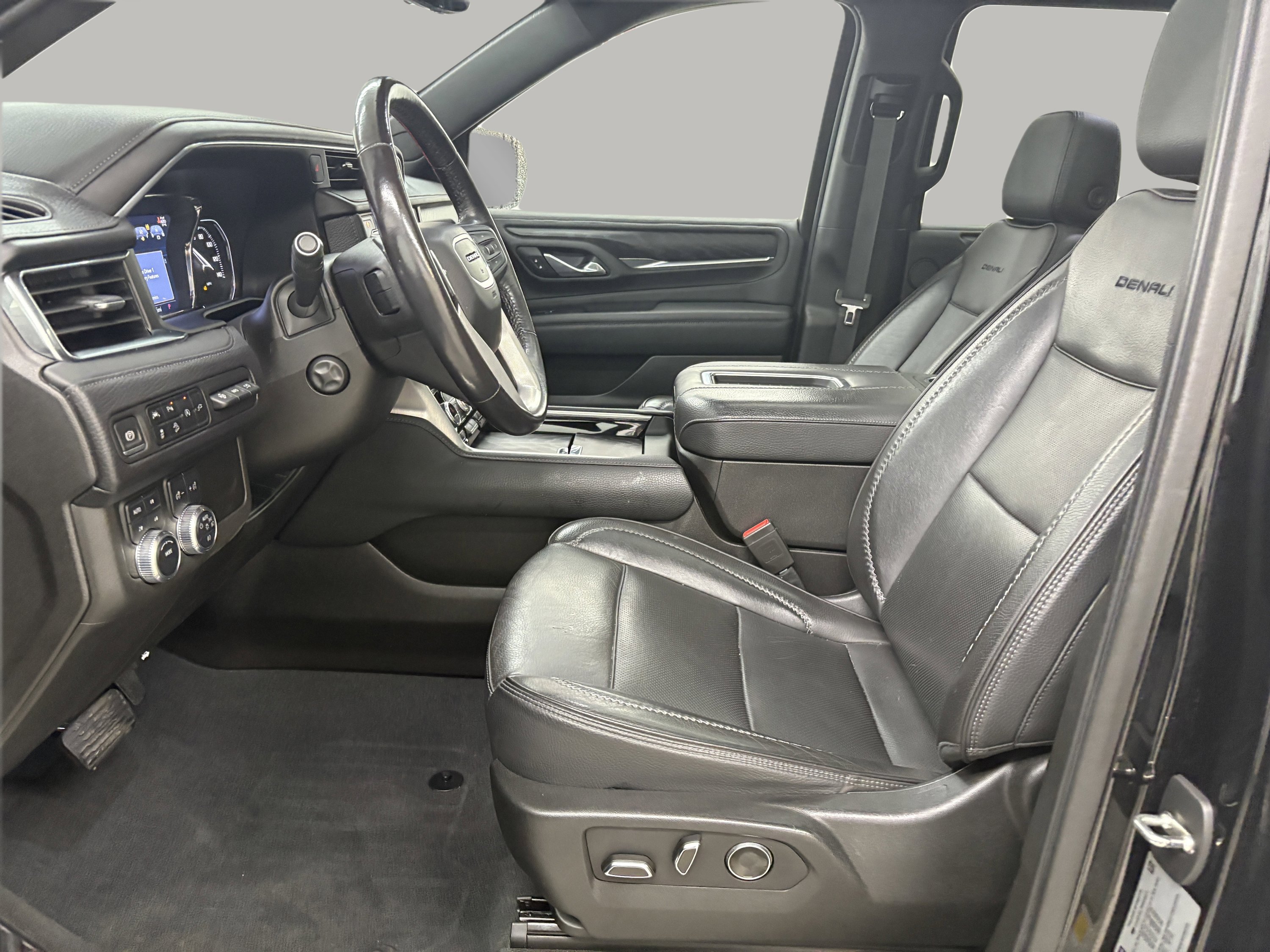Used 2021 GMC Yukon XL Denali w/ Denali Premium Package image 12