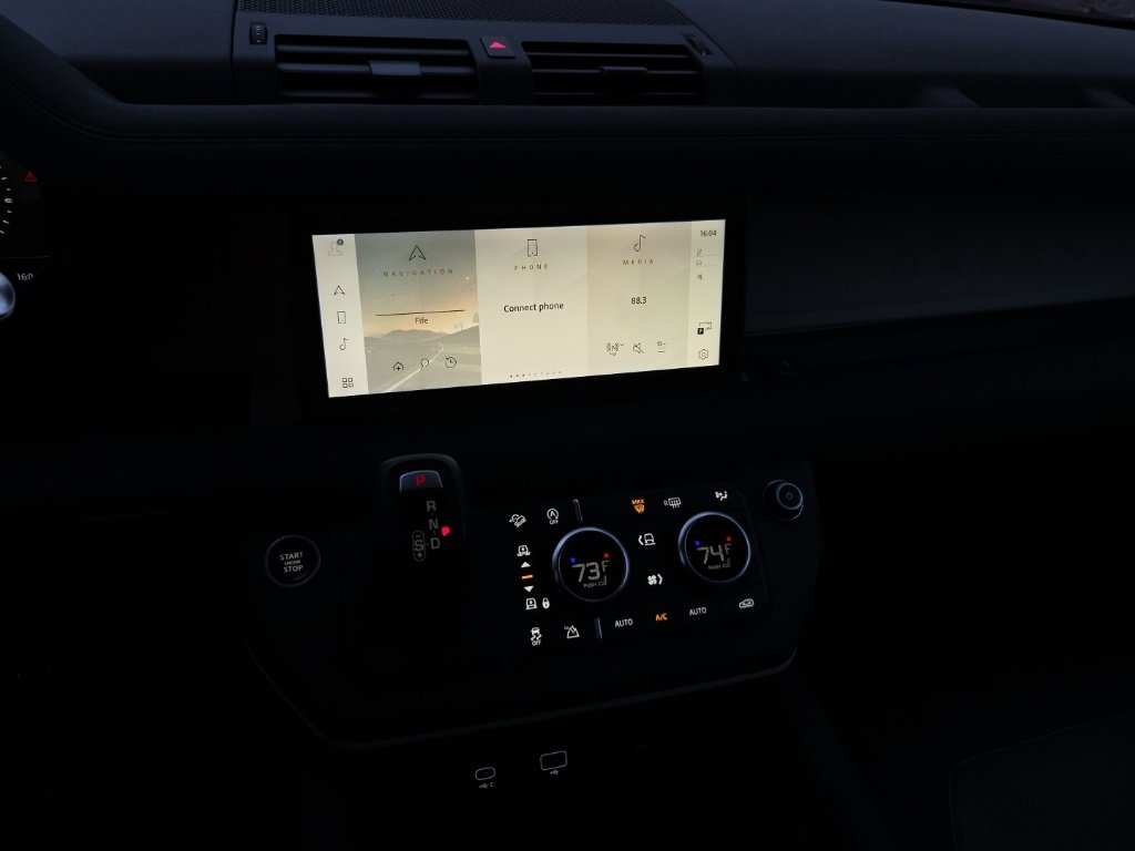 Used 2021 Land Rover Defender 110 SE image 25