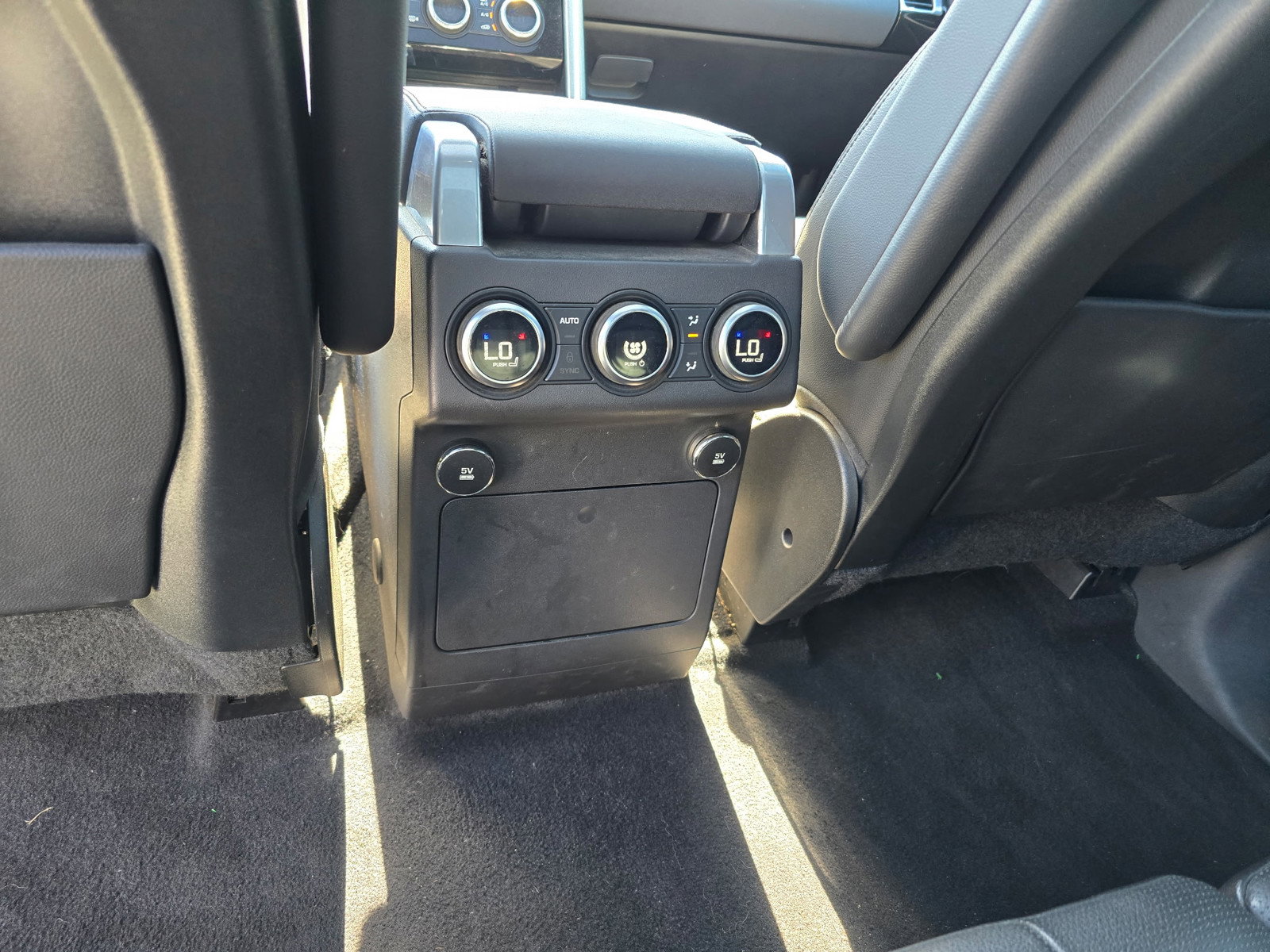 Used 2018 Land Rover Discovery HSE AWD/4WD image 32