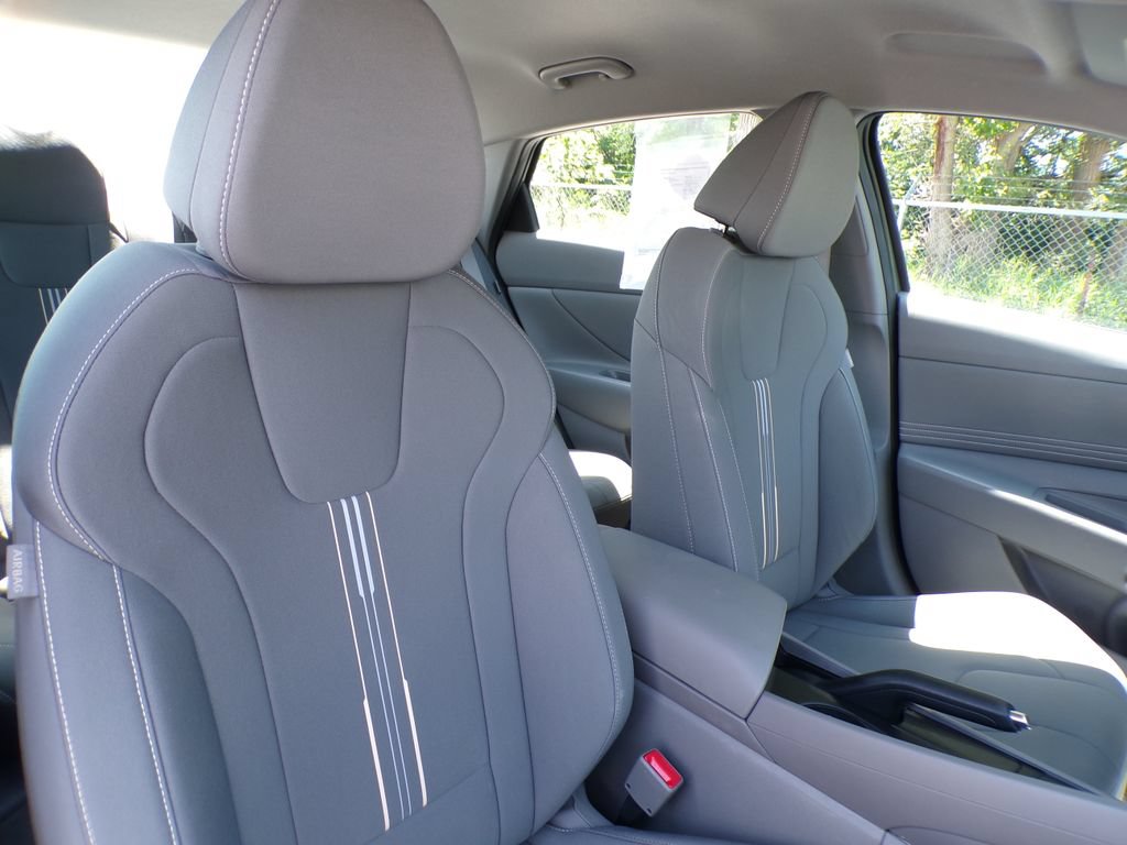 Used 2025 Hyundai Elantra Sport FWD image 13