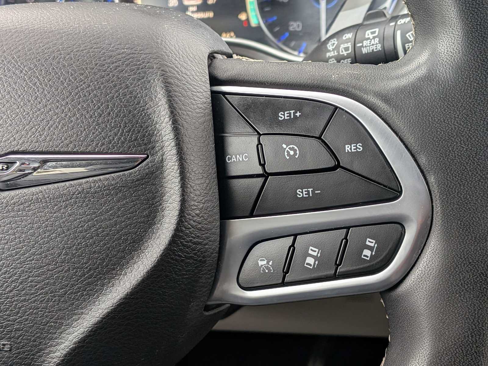 Used 2023 Chrysler Pacifica Touring-L FWD image 18