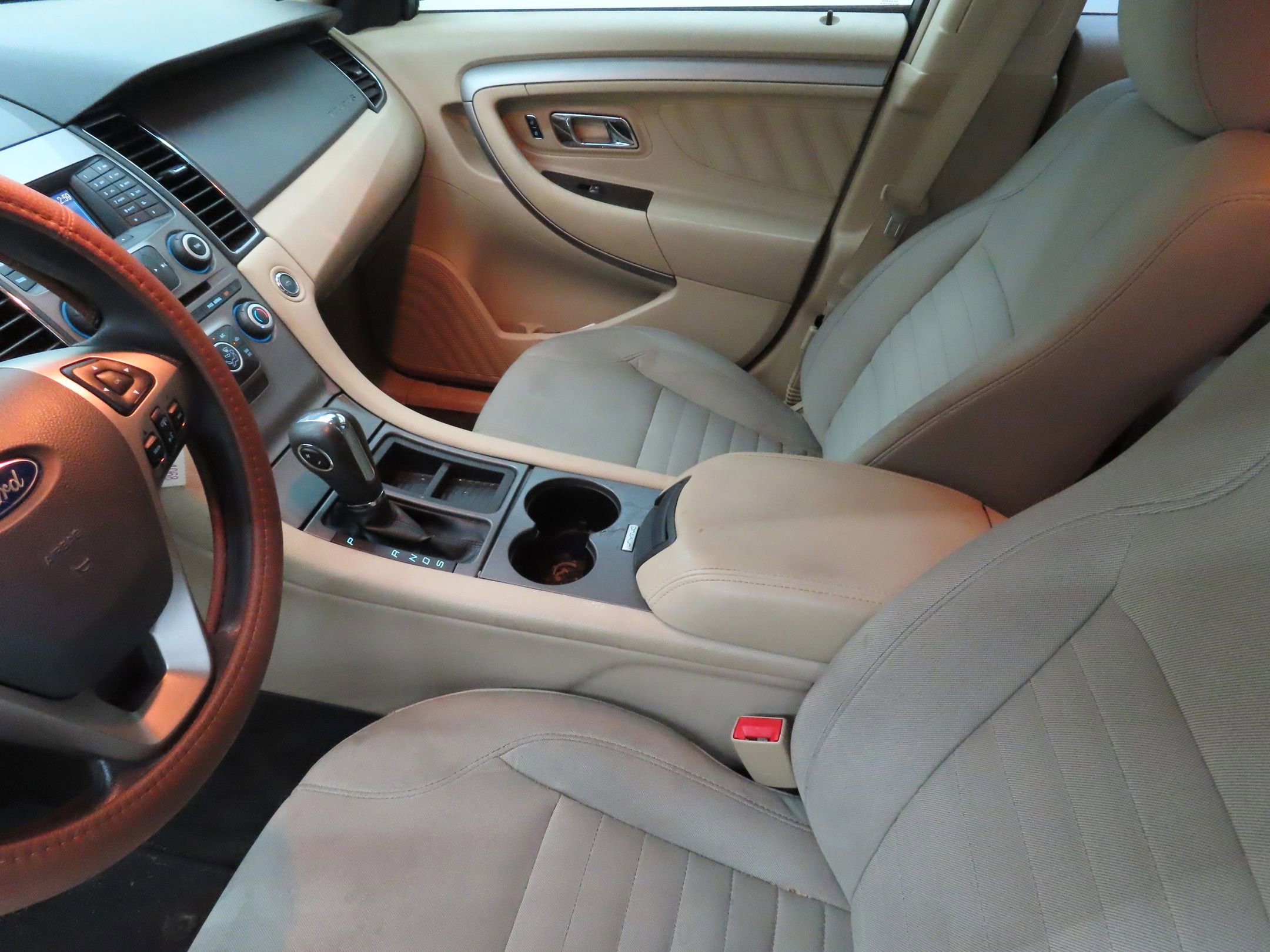 Used 2016 Ford Taurus SE FWD image 19
