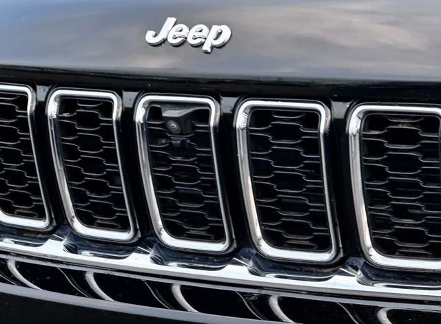 Used 2023 Jeep Grand Cherokee Limited w/ Luxury Tech Group II AWD/4WD image 4