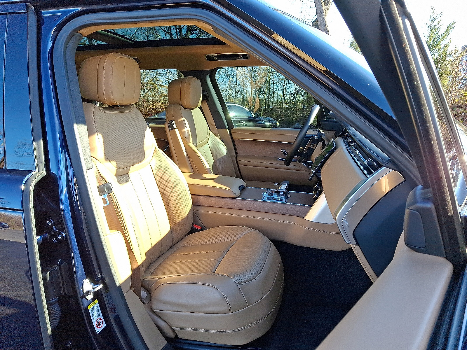 Used 2023 Land Rover Range Rover SE image 3