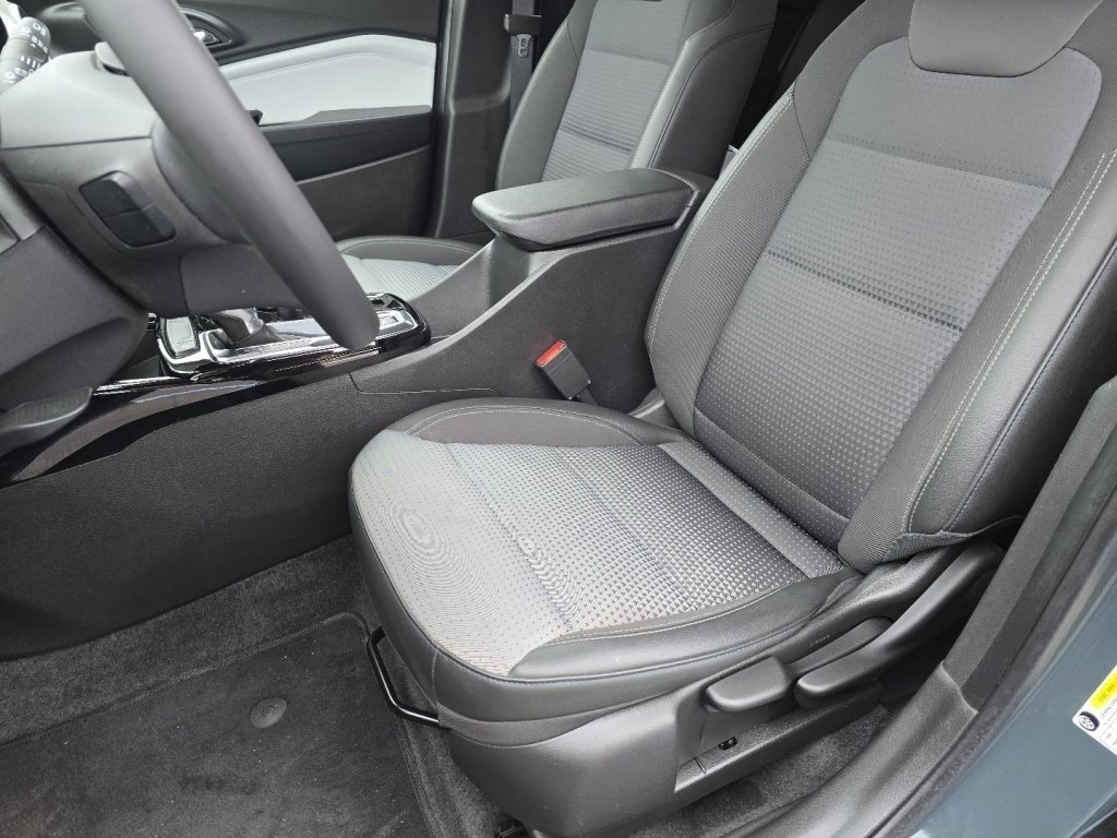 Certified 2025 Chevrolet Trax LT w/ Driver Confidence Package image 21