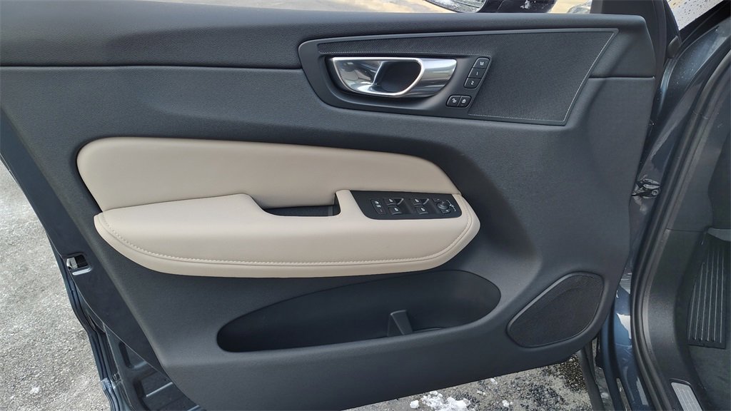 New 2026 Volvo XC60 B5 Plus w/ Climate Package image 8