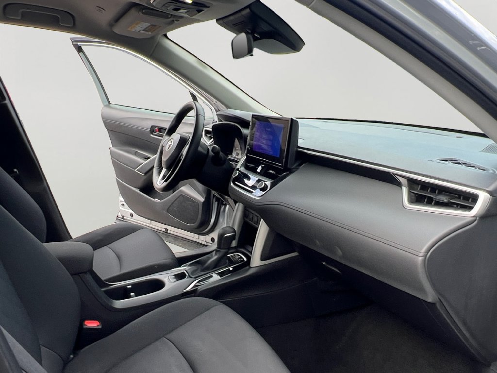 Used 2025 Toyota Corolla Cross LE FWD image 11