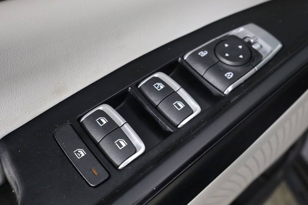 Used 2023 Kia Carnival LX FWD image 22