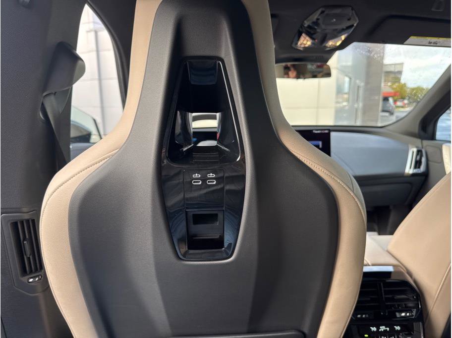 Used 2023 BMW iX xDrive50 w/ Sport Package image 26